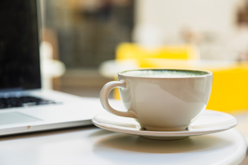 Laptop und Kaffeetasse
